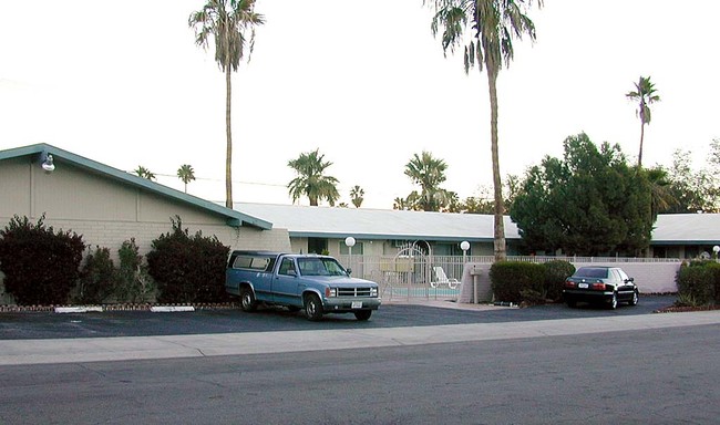 720 E Cottonwood Rd in Palm Springs, CA - Building Photo - Building Photo