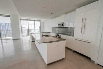 88 SW 7th St, Unit 4111 in Miami, FL - Building Photo - Building Photo