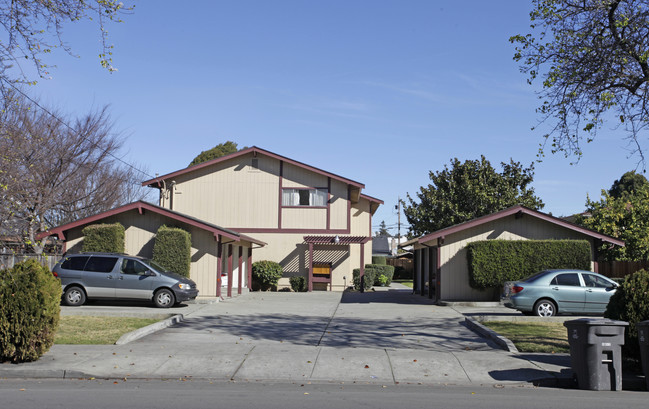 24970 Cypress Ave in Hayward, CA - Foto de edificio - Building Photo