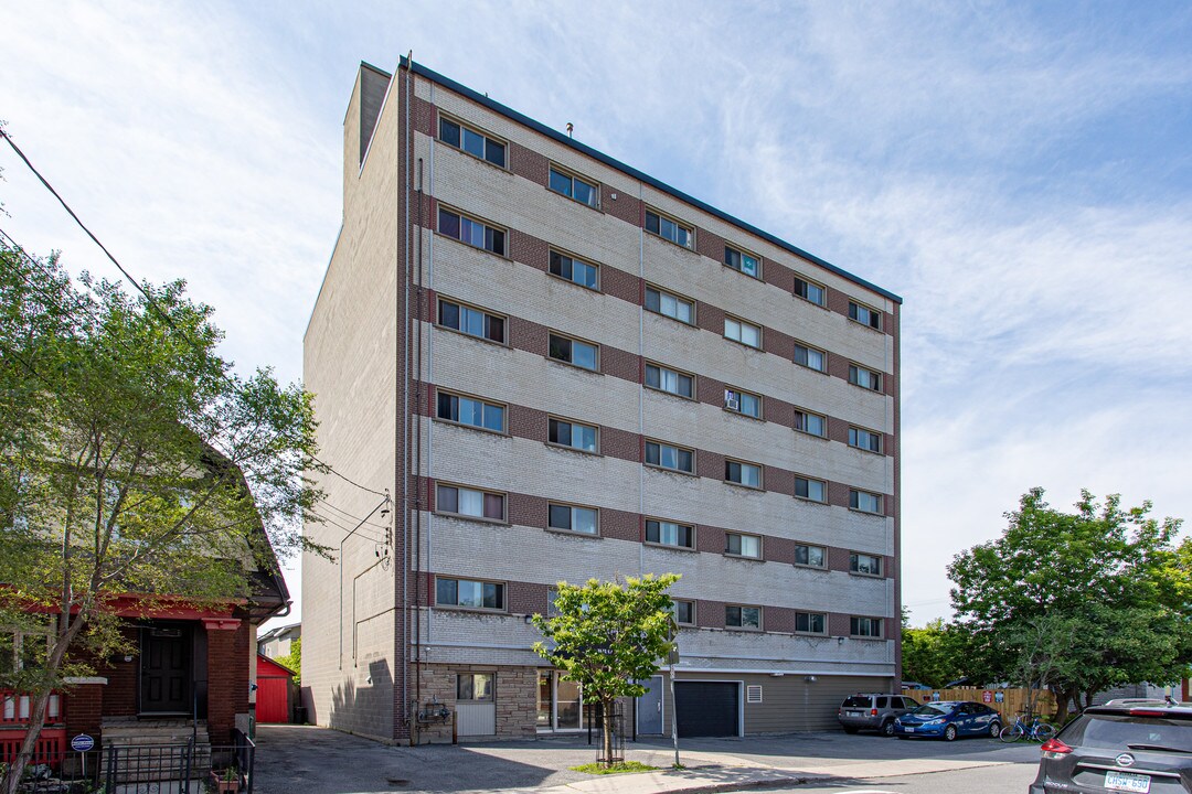 Willow Suites in Ottawa, ON - Building Photo