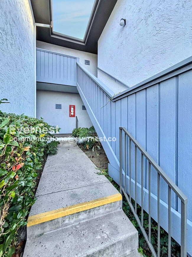 3215 Midway Dr in San Diego, CA - Building Photo - Building Photo
