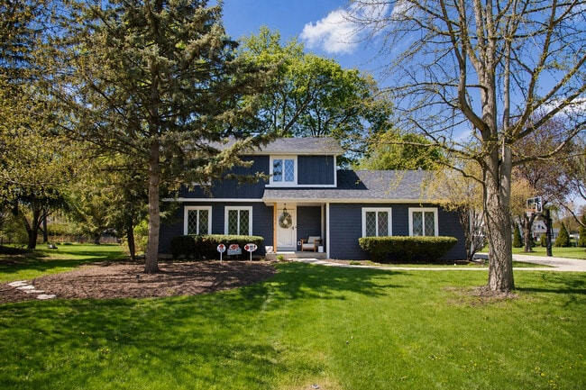 2S316 Arrowhead Dr in Wheaton, IL - Building Photo - Building Photo