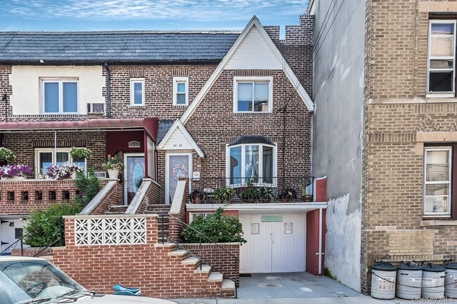 24-53-53 32nd St in Queens, NY - Foto de edificio - Building Photo