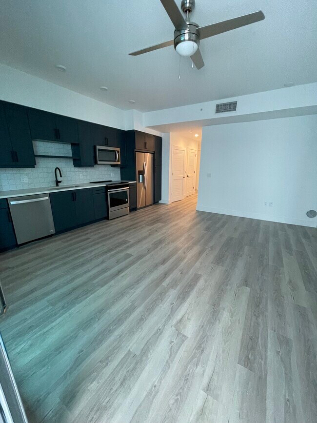 121 NW 31st St, Unit A6 in Miami, FL - Building Photo - Building Photo