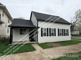 1100 Mc Reynolds Ave NW in Grand Rapids, MI - Building Photo