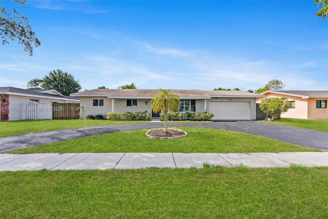 7400 NW 15th St in Plantation, FL - Building Photo