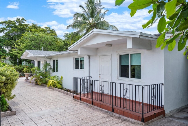 100 NW 40th St in Miami, FL - Foto de edificio - Building Photo