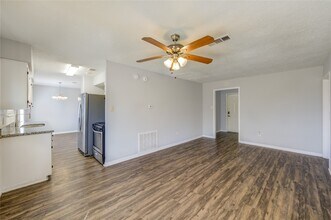 5327 Crestmont St in Baytown, TX - Building Photo - Building Photo