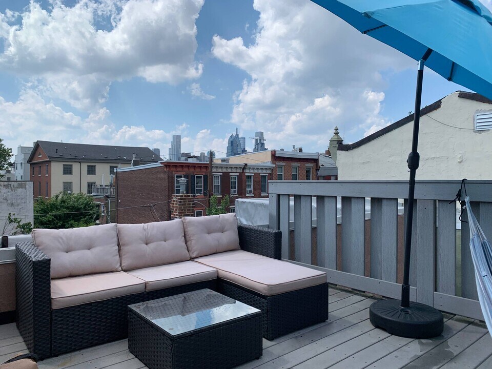 527 Catharine St in Philadelphia, PA - Building Photo
