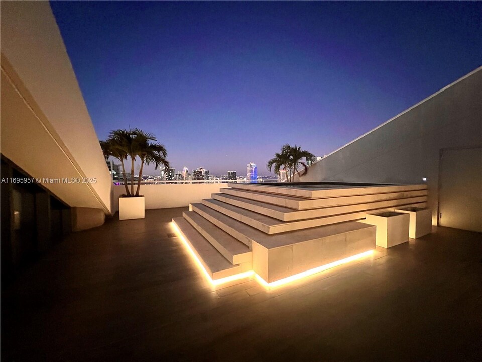 88 SW 7th St in Miami, FL - Building Photo