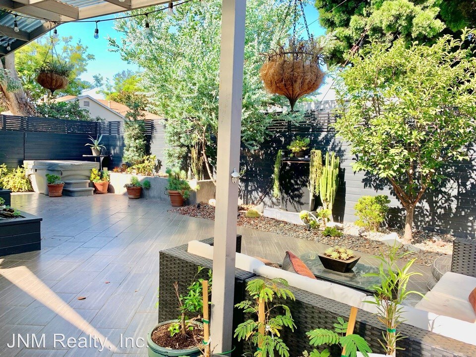 11914 Ocean Park Blvd in Los Angeles, CA - Building Photo