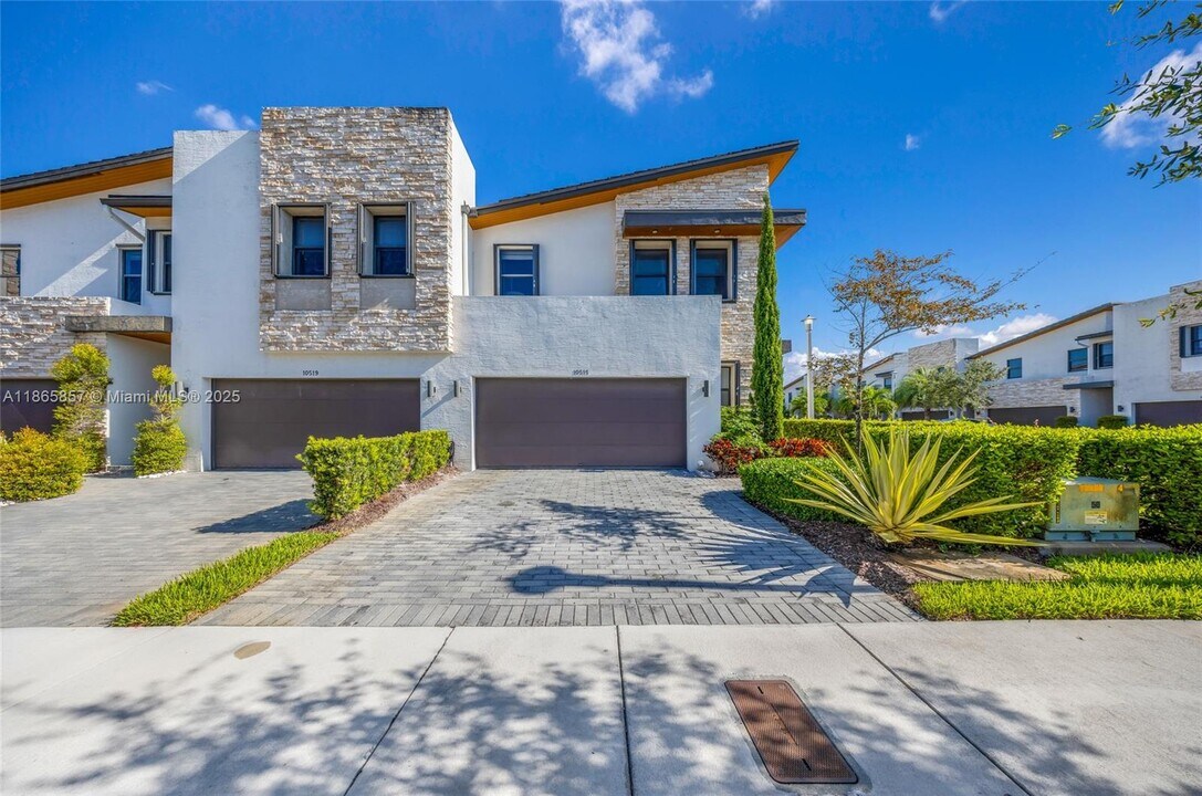10515 NW 78th Terrace in Doral, FL - Building Photo