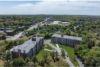 7 Stonehill Dr, Unit 2 in Stoneham, MA - Building Photo - Building Photo