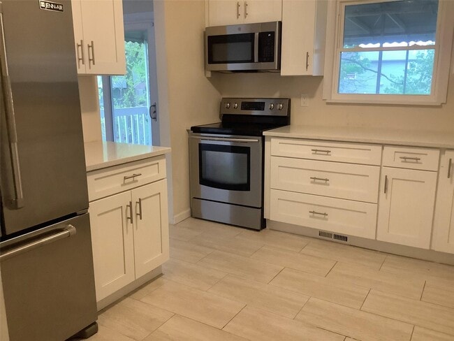 15 Carrol St in Babylon, NY - Building Photo - Building Photo