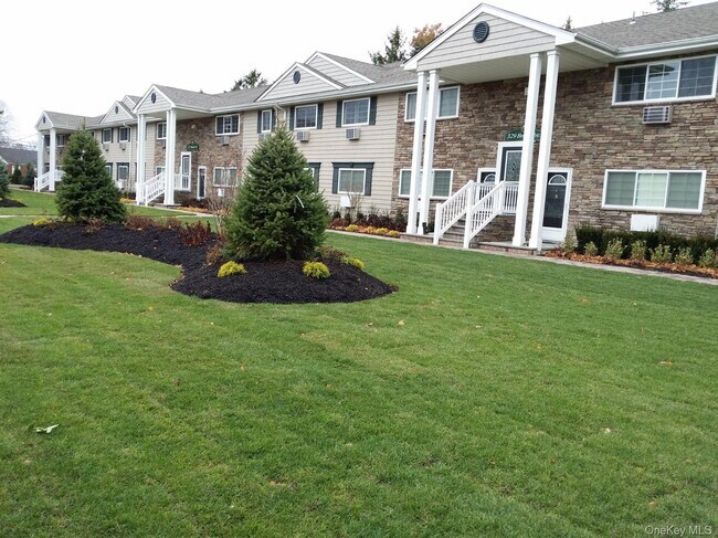 319 Brook Ave in Bay Shore, NY - Building Photo - Building Photo