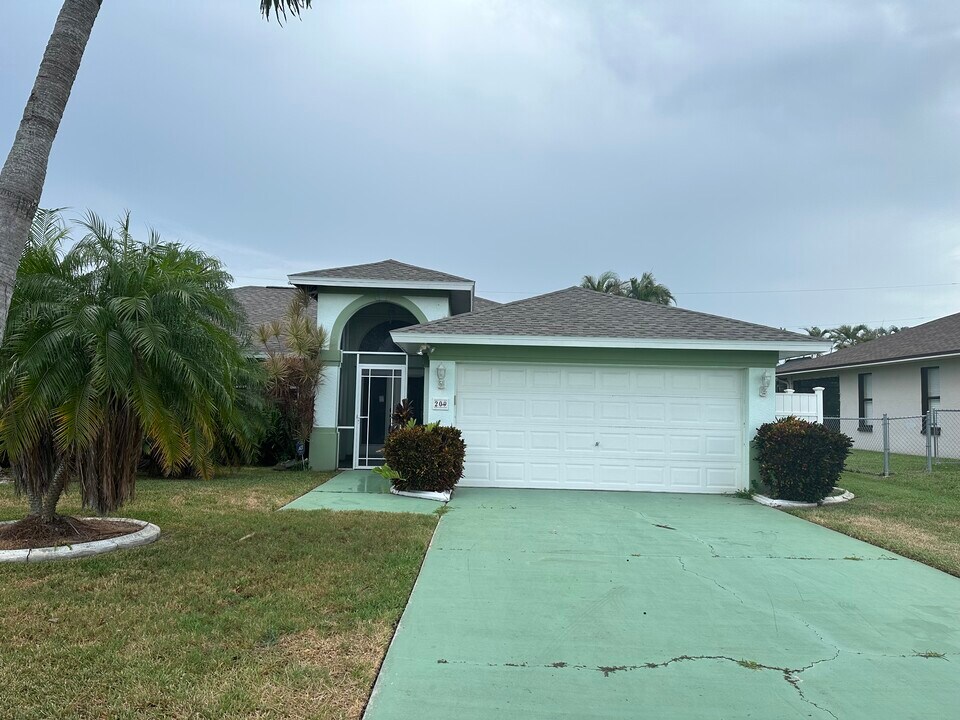 209 SW 33rd Terrace in Cape Coral, FL - Foto de edificio