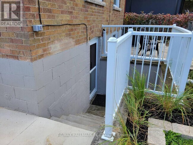 7 Folcroft Ave in Toronto, ON - Building Photo - Building Photo