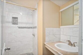 1323 Lamar St, Unit 2 in San Antonio, TX - Foto de edificio - Building Photo