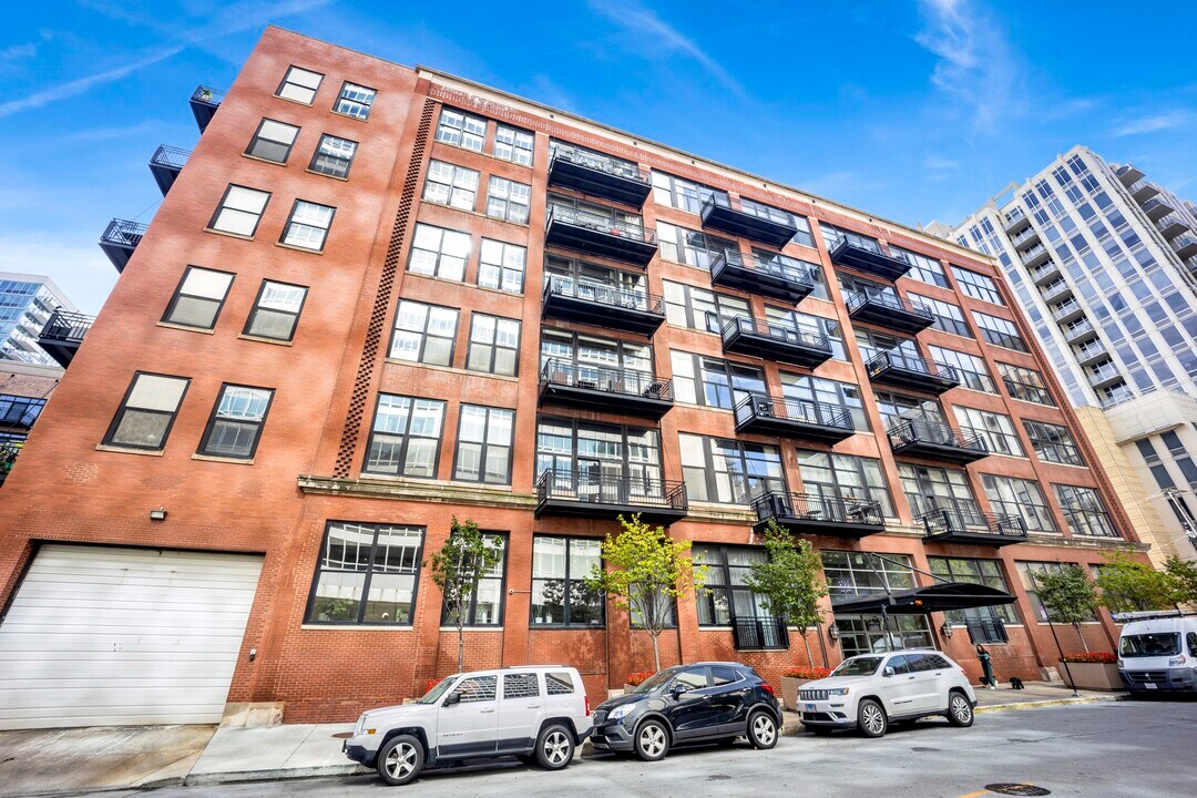525 W Superior St, Unit 322 in Chicago, IL - Building Photo