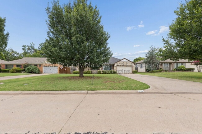 property at 1108 Larchmont Ln