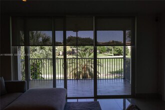 4017 N Cypress Dr in Pompano Beach, FL - Foto de edificio - Building Photo