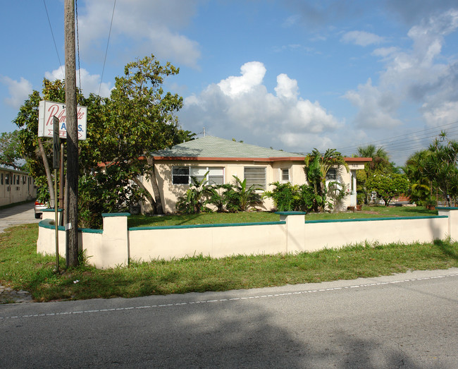 5411 Ravenswood Rd in Dania Beach, FL - Building Photo - Building Photo