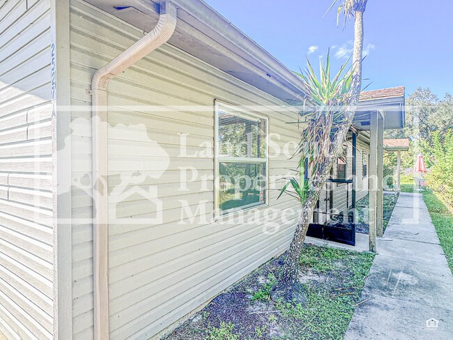 2527 Crystal Lake Acres Dr in Lakeland, FL - Foto de edificio - Building Photo