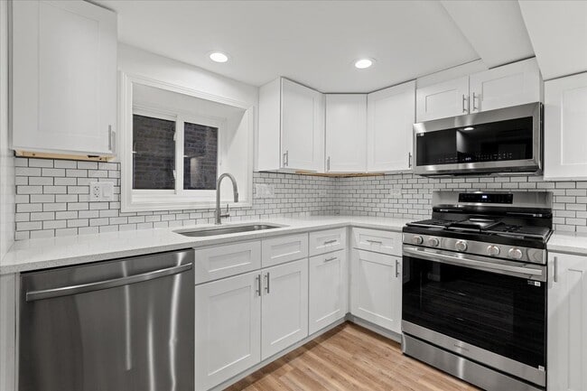 2221 W Winnemac Ave, Unit G in Chicago, IL - Building Photo - Building Photo