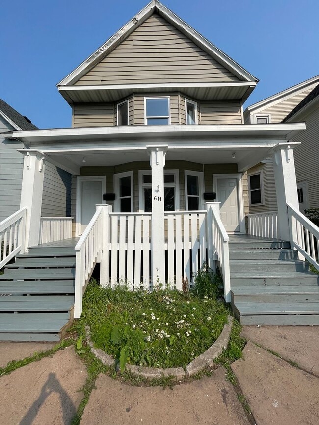 property at 611 E 6th St