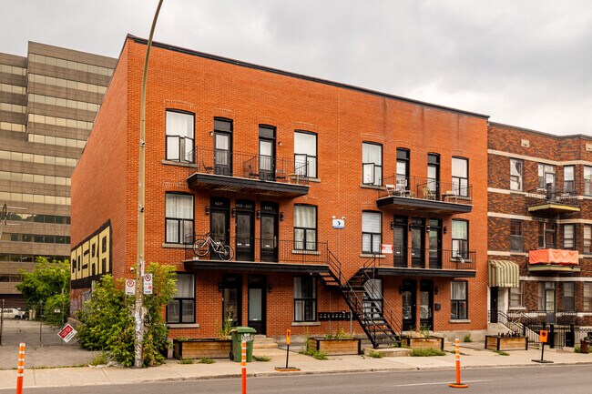 4215-4237 Saint-Urbain in Montréal, QC - Building Photo - Primary Photo