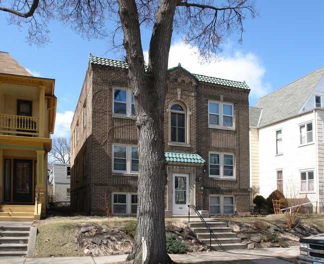 2526 Garfield Ave in Minneapolis, MN - Foto de edificio - Building Photo