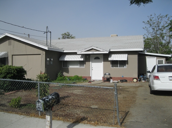 Sheriff Triplex in San Jacinto, CA - Foto de edificio