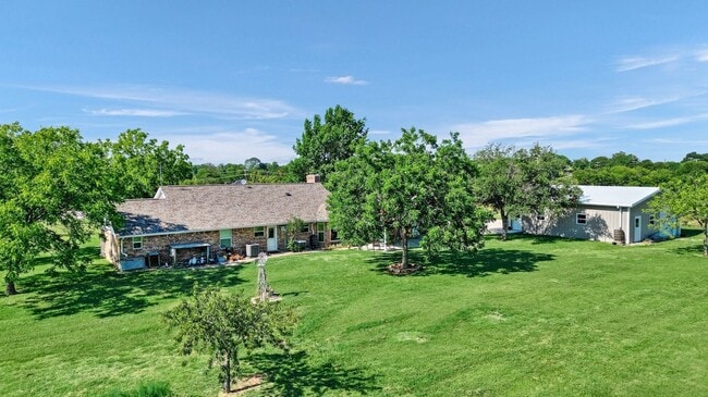 13075 FM 121 in Van Alstyne, TX - Foto de edificio - Building Photo