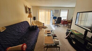 812 9th Ave S, Unit 7 in Hopkins, MN - Foto de edificio - Building Photo