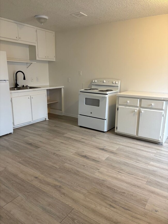 2102 Clark St in Jonesboro, AR - Building Photo - Building Photo