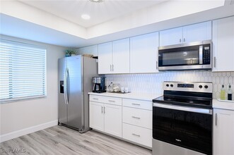 586 Beachwalk Cir in Naples, FL - Building Photo - Building Photo