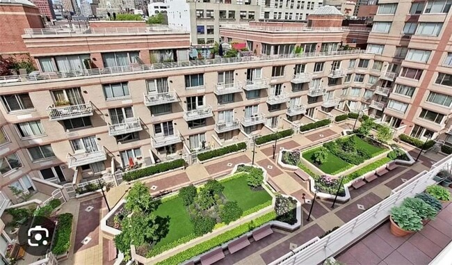 350 W 50th St in New York, NY - Building Photo - Building Photo