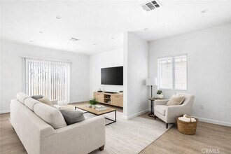 7046 White Oak Ave in Los Angeles, CA - Building Photo - Building Photo