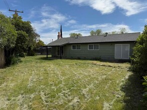 6917 Milbrook Way in Sacramento, CA - Building Photo - Building Photo