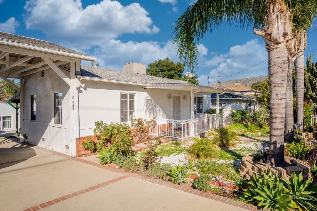 10645 Mather Ave in Sunland, CA - Building Photo