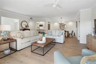 776 Willowbrook Dr in Naples, FL - Building Photo