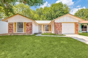 827 Spg Pk Dr in San Antonio, TX - Building Photo