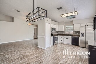 1036 Malletwood Dr in Brandon, FL - Building Photo - Building Photo