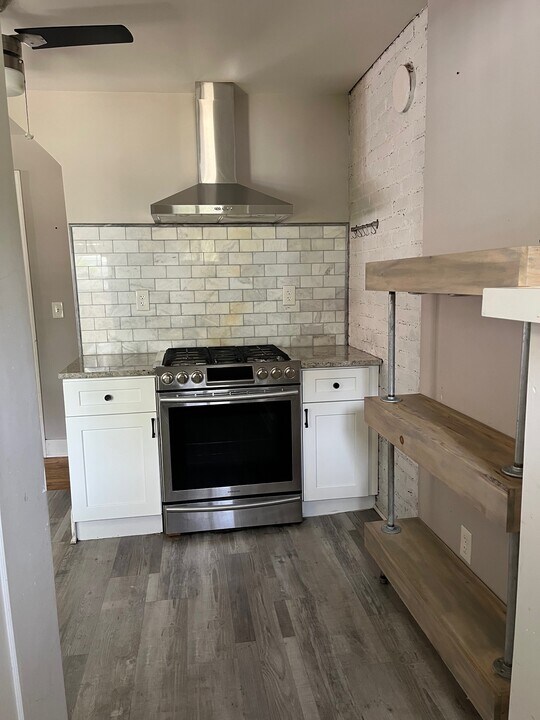 1860 Lee Rd in Cleveland Heights, OH - Building Photo