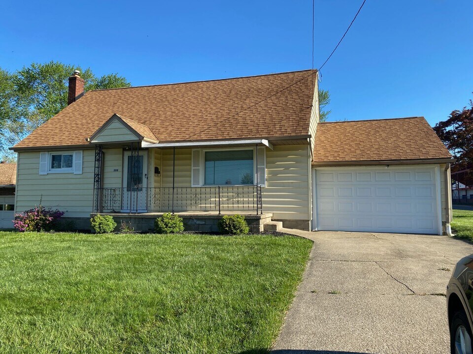 308 E Howard St in Girard, OH - Building Photo