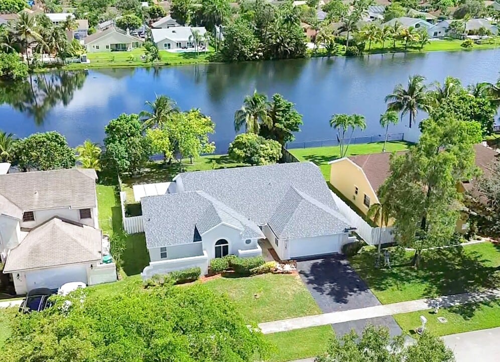 7360 NW 54th St in Lauderhill, FL - Foto de edificio