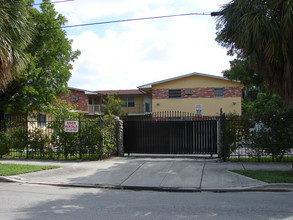 938-940 NW 8th Street Rd in Miami, FL - Building Photo - Building Photo