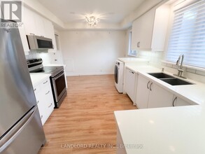 7 Foxwarren Dr in Toronto, ON - Building Photo - Building Photo