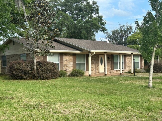 property at 2724 Lexington Dr