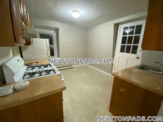12 Lincoln St in Newton, MA - Building Photo - Building Photo